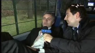 Mourinho commenta lo scudetto appena conquistato dall'Inter sdraiato sull'autobus