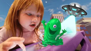 ALiEN iNVASION on Roblox!!  Adley’s pretend birthday! Aquarium and Beach trip! new pet Cat and Robot