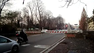 Spoorwegovergang Pavia (I)/Railroad crossing/Passaggio a livello