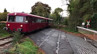 Schienenbus wartet am Posten Herbede dass die Schranken geschlossen werden..