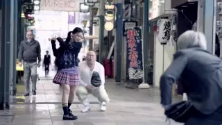 길거리에서 야구를 하는 컨셉의 일본 광고영상.