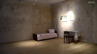 Гола Кімната / A Naked Room