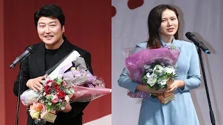 Song Kang-ho and Son Ye-jin make speeches after winning awards