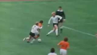Legendary solo Cruyff (14) and goal Neeskens (13) in 1st minute final #WorldCup74
