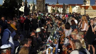 Ende der Corona-Beschränkungen: Prager veranstalten riesiges Brücken-Dinner