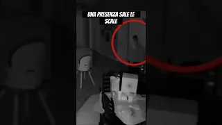 Una presenza sale le scale