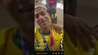 Richarlison zuando os argentinos com a medalha olímpica