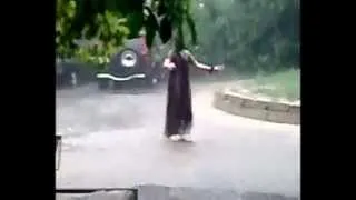 цыганка танцует под дождём