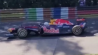 Sebastian Vettel fährt auf der Nordschleife durchs Carraciola Karussel