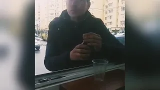 Пьёт настойку глода