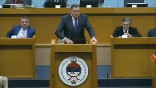 Dodik izbezumljen lomi mikrofone, Vukan ga izuo iz cipela