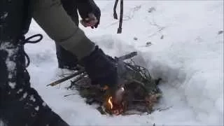 Как развести огонь в зимнем лесу без спичек ?