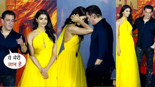 Pooja Hegde and Salman Khan First Time Holding Each Other For Pose at KKBKKJ Promotion