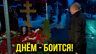 ОН ТОЧНО - ОККУЛЬТИСТ! Путин приперся на могилу Ланового НОЧЬЮ!!!