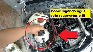 Porque o carro joga água pelo reservatório?