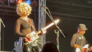 Samantha Fish Playing Some Wild Cigar Box Guitar At The Dallas Guitar Festival