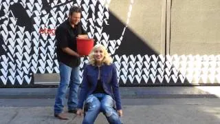 Gwen Stefani Accepting Blake Shelton's ALS Ice Bucket Challenge 16/8/2014