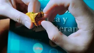 ASMR comiendo caramelo show and tell libro whisper leyendo bajito sonidos binaurales