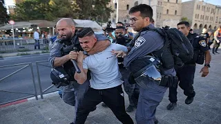 شاهد: الشرطة الإسرائيلية تقمع متظاهرين فلسطينيين في البلدة القديمة بالقدس