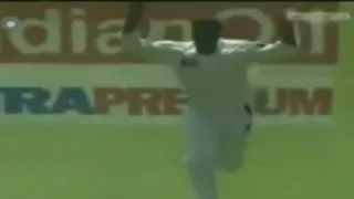 Shoaib Akhtar distracts Sourav Ganguly while bowling