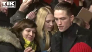 Robert Pattinson surprises fans with selfies and autographs “The Lost City Of Z”