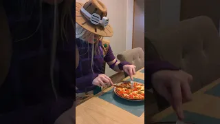 Gyro eats his Pizza Mozzarella