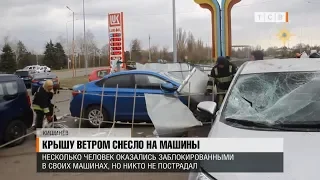 Крышу ветром снесло на машины