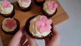 MOM TAUGHT ME! Carrot cupcakes with cream cheese. A simple recipe.