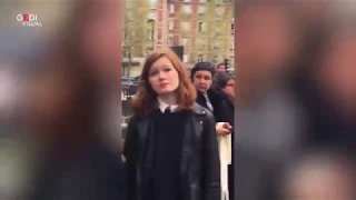 Parigi, incendio a Notre-Dame: ragazza in lacrime davanti alla cattedrale distrutta