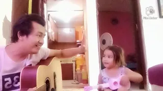 Naomi nyanyi burung kakak tua bareng papa