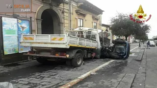 Camion contro vettura in sosta in pieno centro