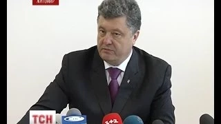 Державною мовою має бути тільки українська -- Порошенко