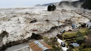 Ocean Overtops Wall - Japan Tsunami - La vidéo la plus choquante du tsunami au Japon