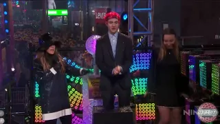 Ninja tries to get New Years Eve crowd to floss with him (CRINGE)