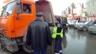 2017-03-26. В Омске Камазу не дали въехать в толпу на митинге #ОнВамНеДимон #ДимонОтветит