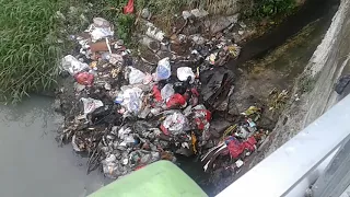 BUANG SAMPAH DI PINGGIRAN KALI