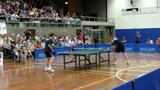 Waldner speelt een schitterende voorhand spin