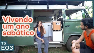 Ela vive sozinha numa Kombi com seu cachorro