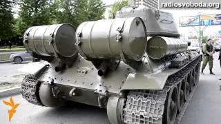 Сепаратисти у Луганську вкрали танк з постаменту. Планують використати на «параді»