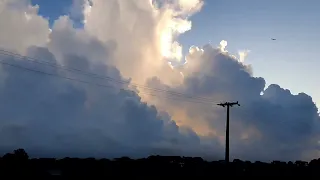 21/Fevereiro/2023 - Linha de tormenta se desenvolvendo entre oeste e sul ao entardecer.