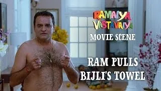 Ram Pulls Bijli's Towel - Ramaiya Vastavaiya Scene - Girish Kumar & Shruti Haasan