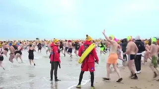 🥶3000 brave North Sea in Bizarre New Year celebrations｜Belgium