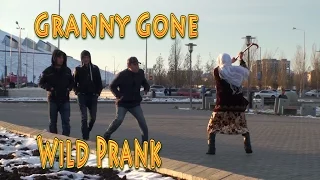 ► Пранк. Апашка Салима пугает прохожих / Granny Gone Wild Prank