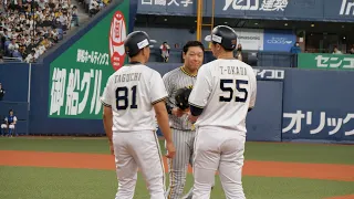大山 悠輔 一塁手 死球を受けたオリックス T-岡田選手に帽子をとって丁寧に謝罪する