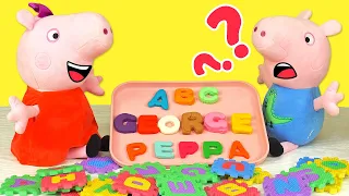 Vamos aprender o alfabeto juntos !Vídeo infantil com a Peppa Pig e brinquedos de pelúcia.