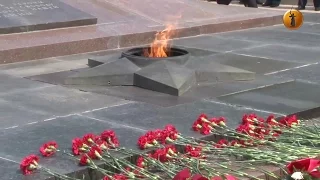В Волгограде возложили цветы и венки к Вечному огню на Аллее Героев.