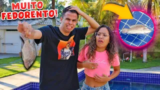 UM PEIXE GIGANTE APARECEU NA NOSSA PISCINA! - BIZARRO!