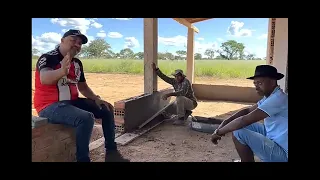 Charles mostra sua formação do pasto em sua fazenda no Piauí e afirma que o gado não dá dinheiro