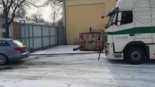 Audi A6 4f Quattro pulling truck on snow