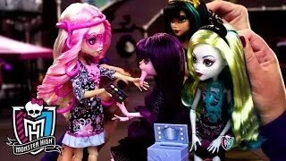 Monster High® - Clawdia Wolf and Viperine Gorgon Commercial